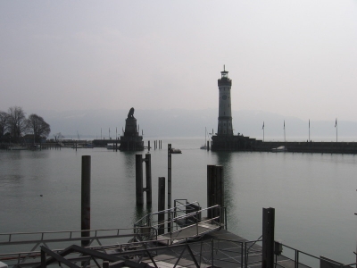 Blick auf den Lindauer Hafen (mit Dunst in Richtung Pfänder)